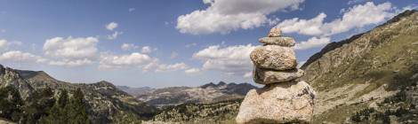 ...Le cairn est une pyramide de pierre qui sert à la signalisation des chemins en montagne....
