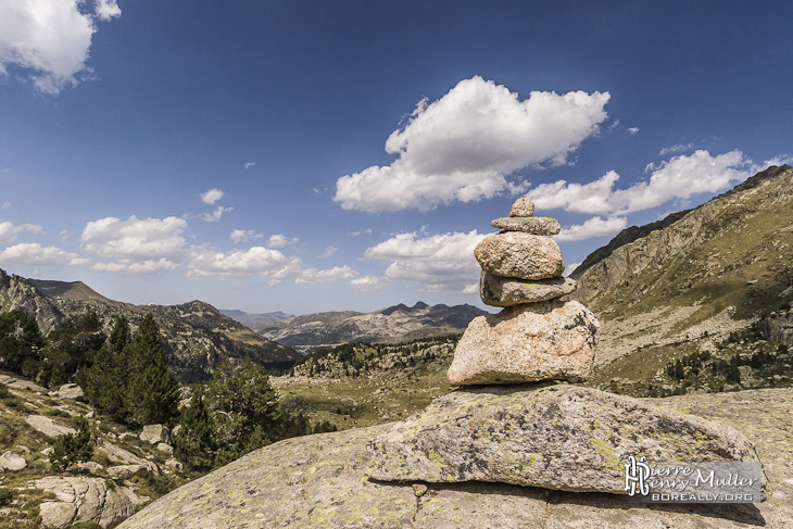 Cairn pyramide de signalisation de chemin en montagne