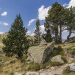 Cairn et rocher avec peinture de balisage du chemin de randonnée