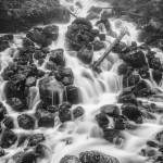 Cascade de montagne en pause longue noir et blanc