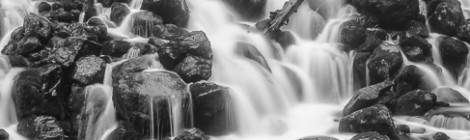 ...Pause longue d’une cascade de montagne en noir et blanc dans les Pyrénées espagnoles....