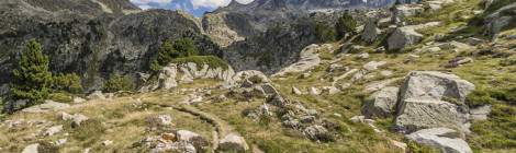 ...Chemin de randonnée en montagne avec ciel bleu et quelques nuages dans les Pyrénées espagnoles....