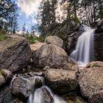 HDR d'une cascade, ses rochers et sa forêt dans les Pyrénées en Espagne
