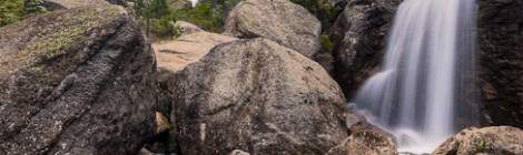 ...Cascade tombant entre les rochers en HDR dans une forêt dans les Pyrénées en Espagne....