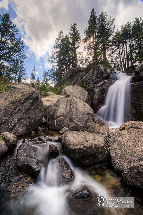 HDR d'une cascade, ses rochers et sa forêt dans les Pyrénées en Espagne
