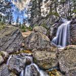 HDR impressionniste d'une cascade de montagne en pause longue