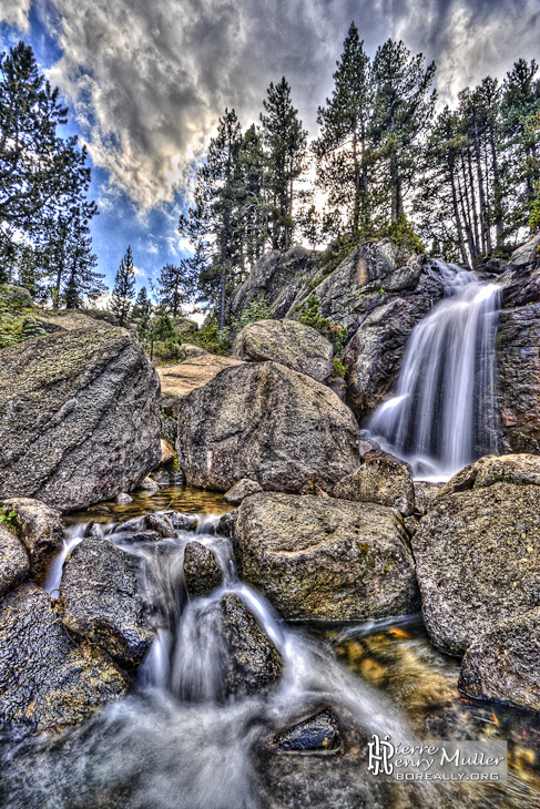 HDR impressionniste d'une cascade de montagne en pause longue