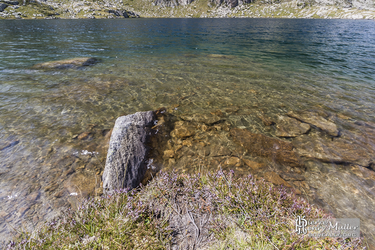 Lac de montagne muti-couleur