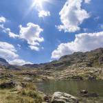 Lac de montagne, soleil et ciel bleu en photo HDR