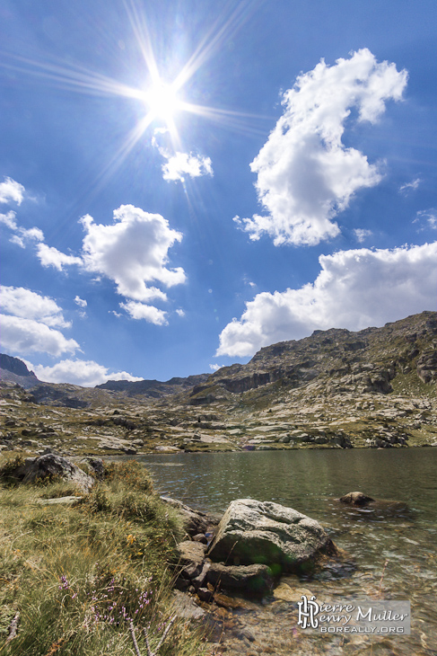Lac de montagne, soleil et ciel bleu en photo HDR