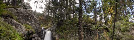 ...Photo TTHDR en pause longue d’une cascade en montagne....
