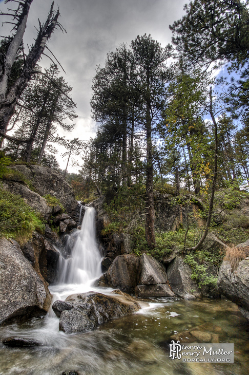 Pause longue d'une cascade en TTHDR en montagne