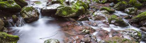 ...Ce ruisseau, dont la roche est chargé de minéraux de fer donnant une teinte ocre rouge, a été pris en pause longue avec deux filtres gris neutres ND8 combiné à une prise de vue HDR en trois photos bracketées....