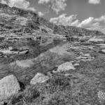 Paysage de lac de montagne en noir et blanc photo TTHDR