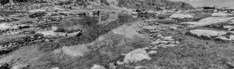 ...Cette photo en noir et blanc d’un lac de montagne est issu d’un traitement TTHDR de la photo couleur présente dans le même album....