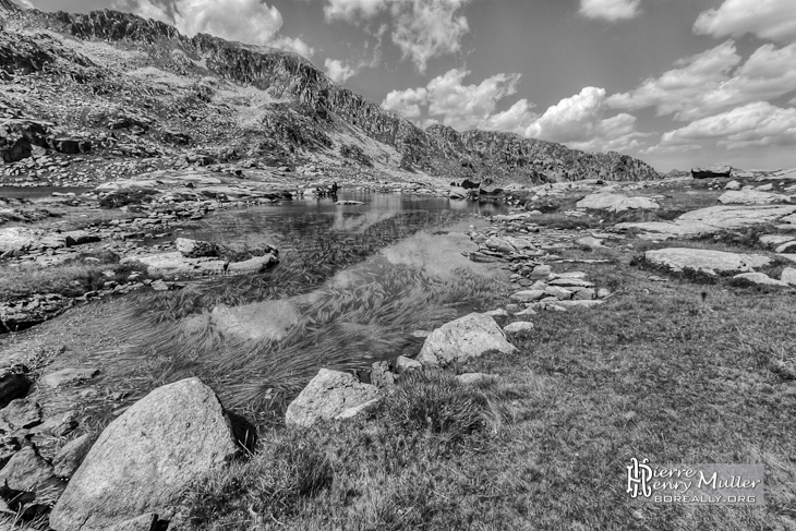 Paysage de lac de montagne en noir et blanc photo TTHDR