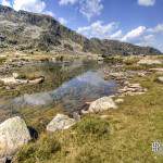 Paysage TTHDR d'un lac en montagne