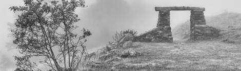 ...Portique en pierre dans la brune en montagne en noir et blanc....