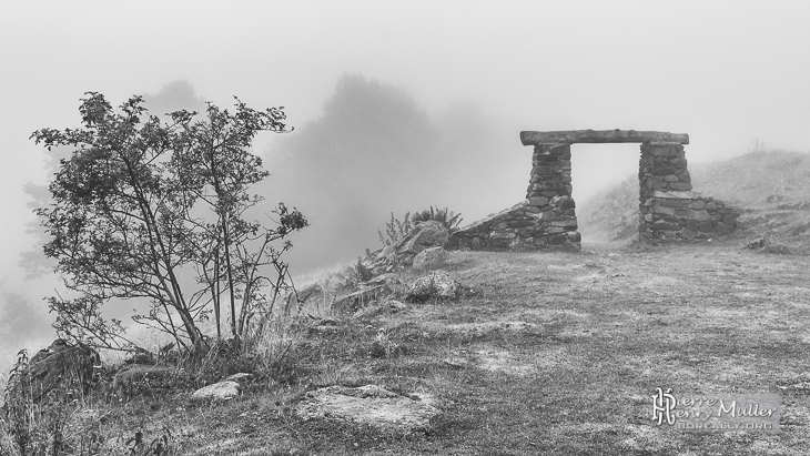 Portique en pierre dans la brune en montagne