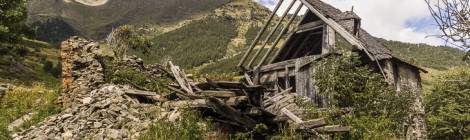 ...Ruine d’une maison de montagne dans les Pyrénées espagnoles....