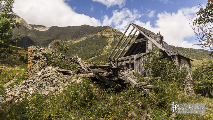 Ruine d'une maison de montagne dans les Pyrénées espagnoles