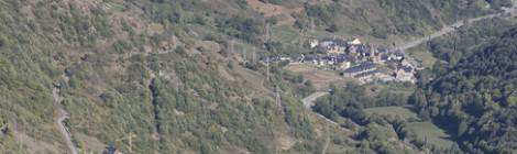 ...Vallée et ses villages de montagne dans les Pyrénées en Espagne....