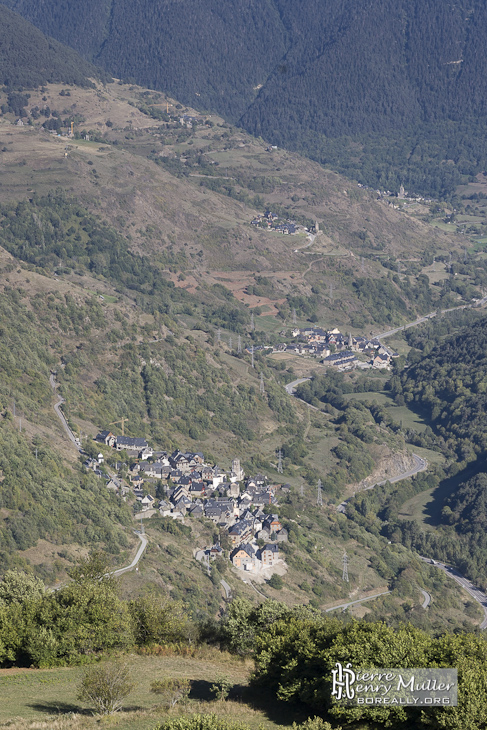 Vallée avec ses villages dans les Pyrénées en Espagne