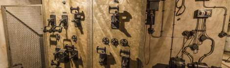 ...Armoires d’alimentation électrique du bunker avec compteurs à aiguilles....