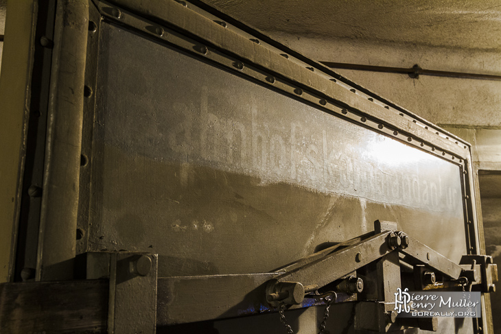 Inscription bahnhofs kommandantur dans le bunker de la Gare de l'Est