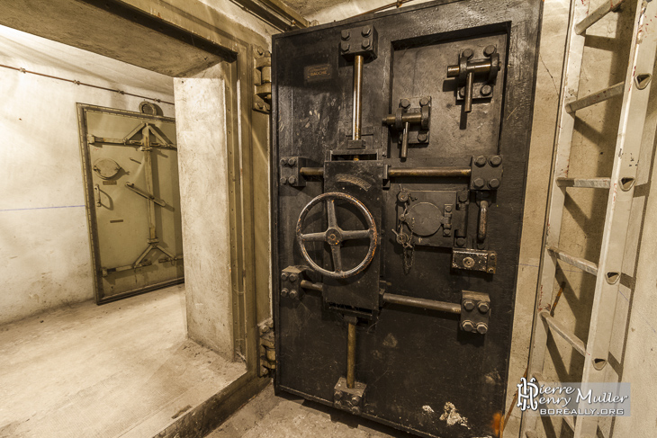 Porte blindée du bunker sous la Gare de l'Est à Paris