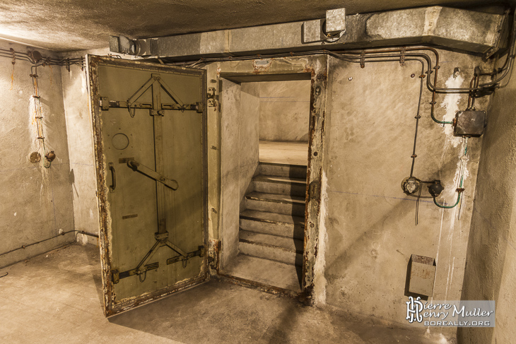 Porte renforcée d'un sas du bunker de la Gare de l'Est