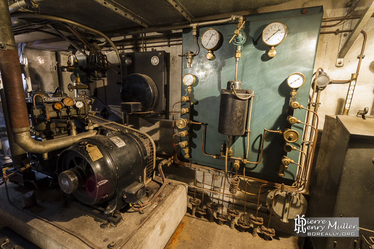 Salle de machinerie avec ses systèmes d'oxygénation du bunker