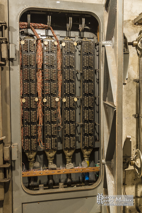 Tableau de brassage téléphonique dans un tableau étanche du bunker