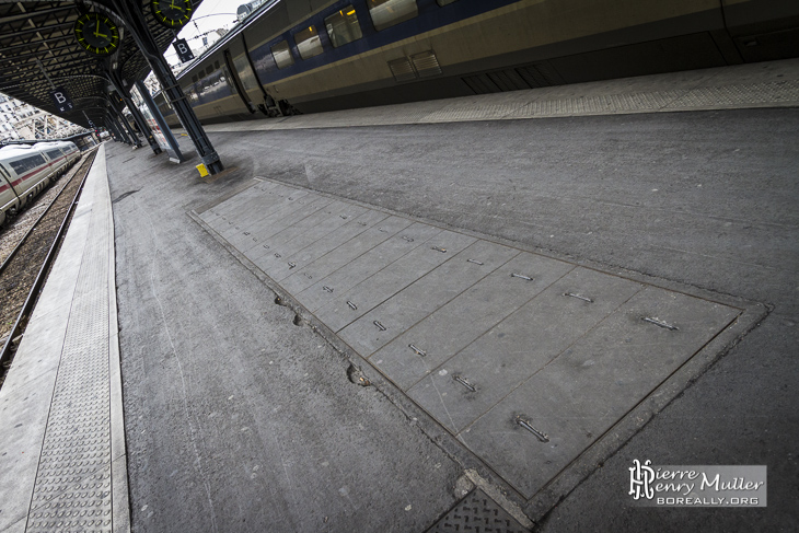 Trappes d'accès au bunker depuis les quais de la Gare de l'Est à Paris