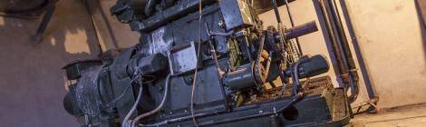 ...Ce groupe électrogène a été entretenu jusqu’en 1982 et régulièrement démarré, il ne compte que 19h de marche du à cet entretient. Il servait principalement à renouveler l’air dans l’abri bunker en plus des vélos de ventilation. Il pouvait fournir de l’électricité mais cela diminuait les capacités de renouvellement de l’air si 300 personnes étaient présentes dans le bunker....