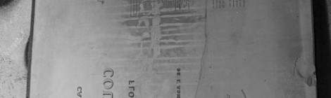 ...Plusieurs plaques lithographiques de cartes d’état major sont entreposées dans le bunker Lefebvre. Difficiles à dater, elles semblent provenir du Laboratoire des Ponts et Chaussées et non de cartes allemandes comme on l’entend souvent. Ici il s’agit de la page index et légende du cours de la Saône....