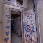 Porte blindée et conduite anti souffle menant au puits d'aération du bunker