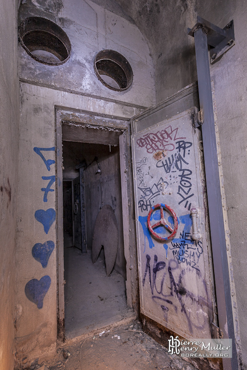 Porte blindée et conduite anti souffle menant au puits d'aération du bunker