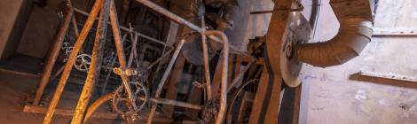 ...Plusieurs v&eacute;los tandem reli&eacute; &agrave; des ventilateurs dans des canalisations, permettent de forcer l&rsquo;air du bunker &agrave; passer par des filtres et ainsi renouveller l&rsquo;air dans l&rsquo;abri. Th&eacute;oriquement avec 300 personnes dans le bunker ces v&eacute;los seuls n&rsquo;auraient pas suffit, ils sont donc qu&rsquo;un syst&egrave;me d&rsquo;appoint du groupe &eacute;lectrog&egrave;ne non redond&eacute; qui devait assurer cette t&acirc;che....
