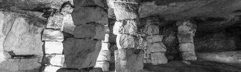 ...Forêt de piliers à bras en noir et blanc dans la carrière d’Auvers sur Oise....
