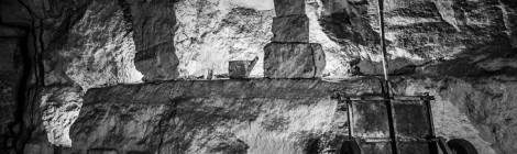 ...Photo noir et blanc de matériel de champignonniste abandonné dans la carrière souterraine....