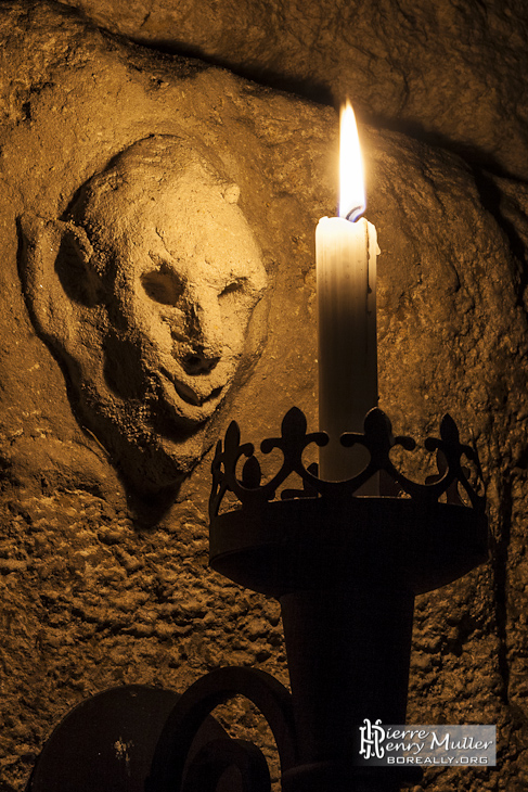 Visage de diable modelé sur un mur de la carrière souterraine