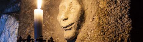 ...La série de visages modelés dans cette galerie apporte une ambiance particulière à la carrière souterraine....