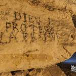 Ecriture Dieu protège la France sur un mur de la carrière Bazemont