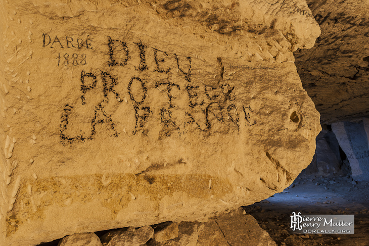 Ecriture Dieu protège la France sur un mur de la carrière Bazemont