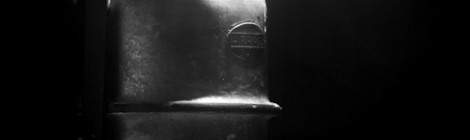 ...Lampe acétylène de carrier de marque Arras en fonctionnement en noir et blanc. Ces lampes à main de carriers étaient les sources de lumières principales des travailleurs en carrières souterraines....