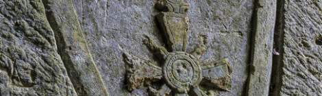 ...Une Croix de guerre de 1914-1918 en sculpture sur un mur de la carrière du Chauffour....