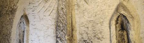...Détail de l’autel de la chapelle de la carrière du Chauffour....