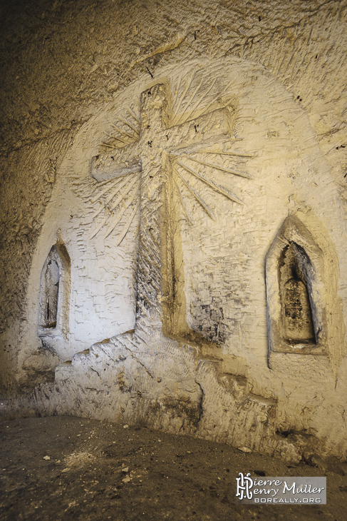 Détail de l'autel de la chapelle de la carrière du Chauffour