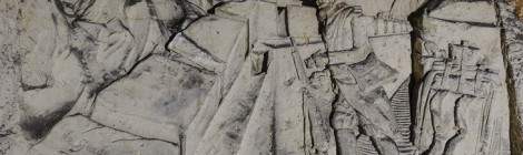 ...Fresque en bas relief d’un soldat au balcon montant la garde pendant la première guerre mondiale dans la carrière du Chauffour....